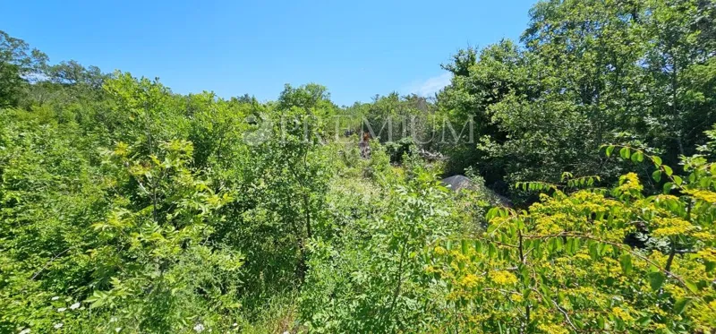 Malinska, građevinski teren na mirnoj lokaciji, 1500 m od mora! – 2