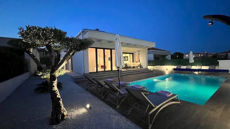 Villa moderna con piscina – 2