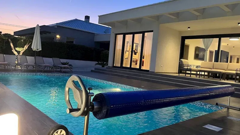 Villa moderna con piscina – 3