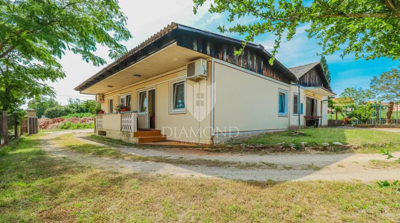 Umag, surroundings! House for renovation with building land! – 2