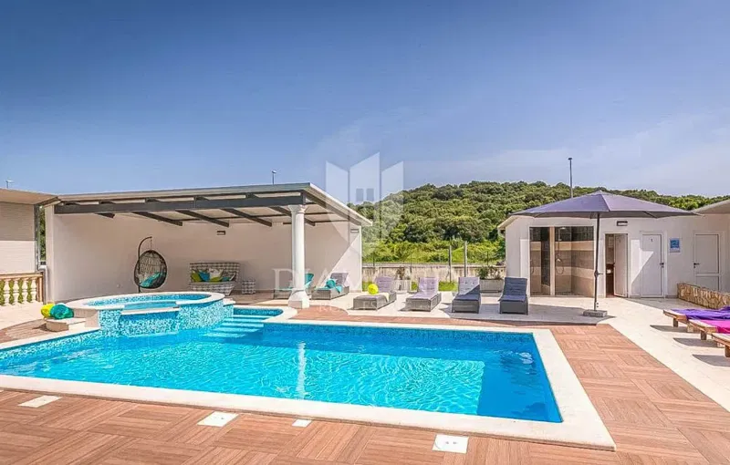 Pula, Grande casa con piscina in una posizione ambita – 2