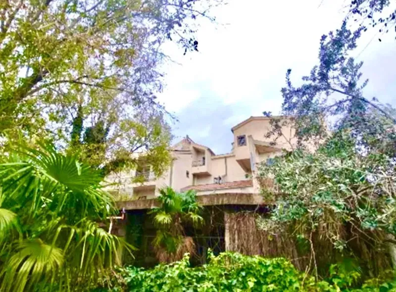Vodice, Hotel per demolizione e costruzione, 1864 m2, vicino al porto turistico, opportunità unica!! – 2