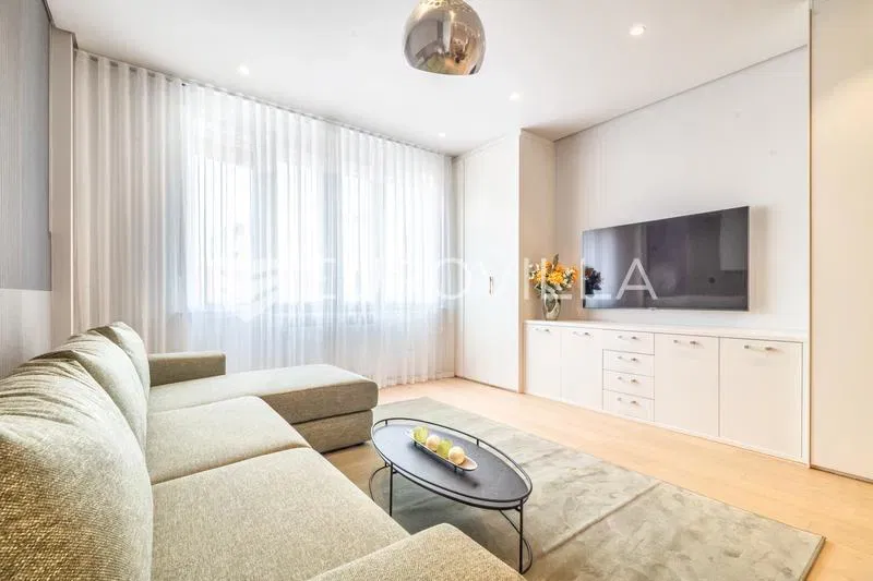 Strict center, pedestrian zone, studio apartment 33 m², 4th floor, lift – 2