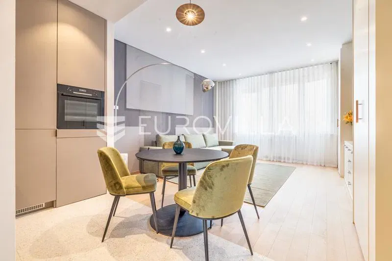 Strict center, pedestrian zone, studio apartment 33 m², 4th floor, lift – 3