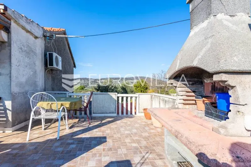 Brač, house with a yard in a nice location – 2