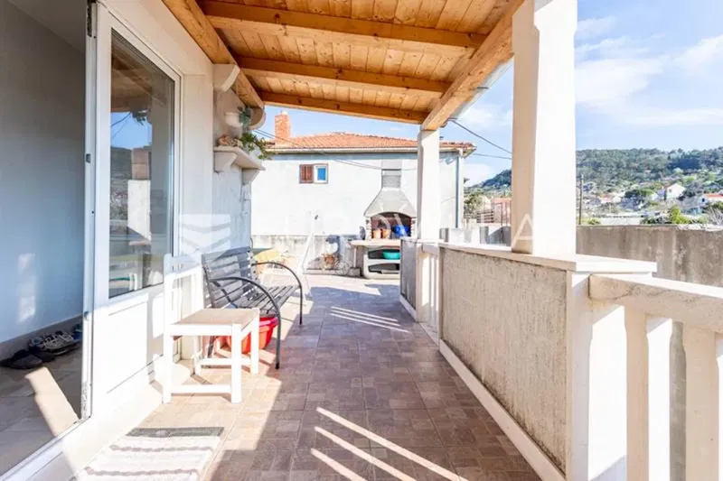 Brač, house with a yard in a nice location – 3