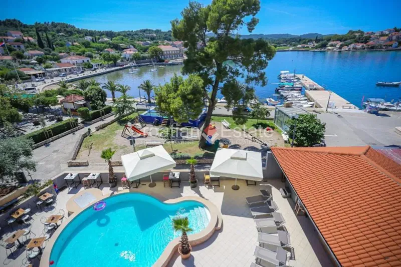 Hotel w pierwszej linii brzegowej z basenem na sprzedaż – 2