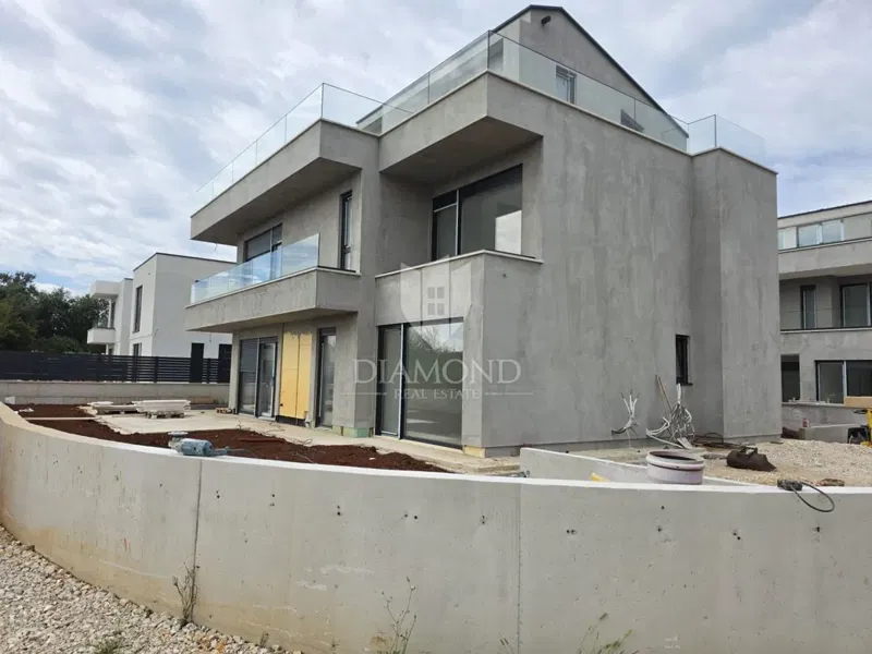 Poreč, an imposing villa with style 4 km from the sea! – 2