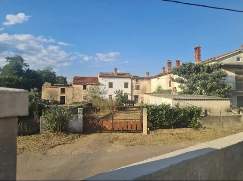 Three houses in a row. (sale) – 2