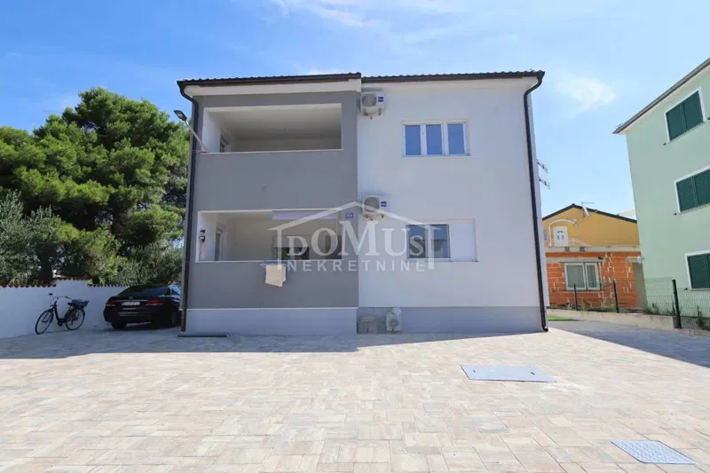 Vodice, family house 216m2, two 3-bedroom apartments, large garden, 850m from the beach – 3