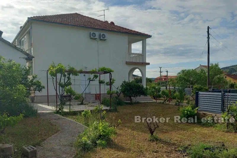 Casa con giardino grande – 2