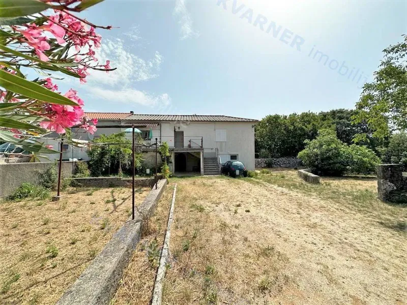 A house with a large garden and land for construction! – 2