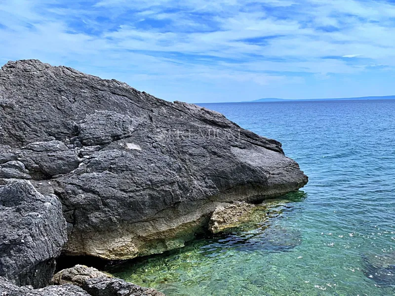 Stara Baška, građevinsko zemljište uz more! – 2