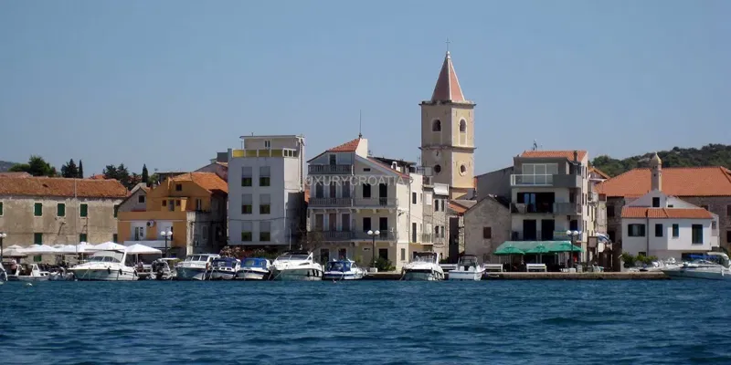 Croazia, zona Murter, grande casa in vendita con 11 appartamenti – 2