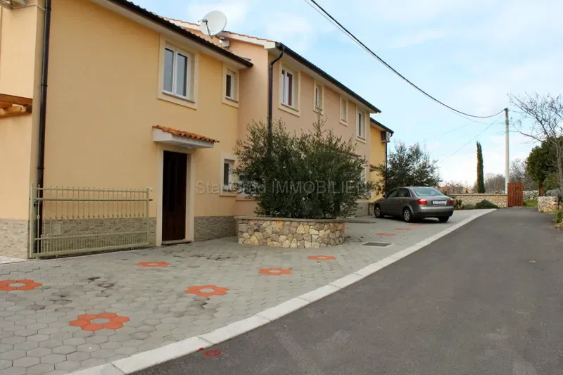 Sorház rész, 30 m2-es kerttel – 2