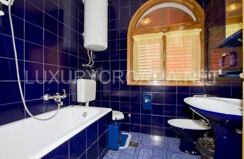 Duży dom nadmorski na Riwierze Trogirskiej z 4 apartamentami na sprzedaż – 3