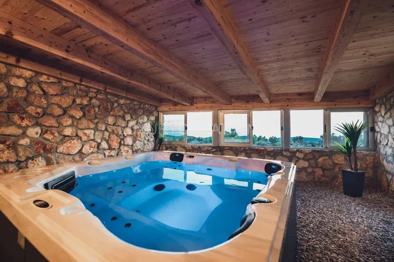 Villa sull'isola di Brac con campo sportivo in vendita – 2