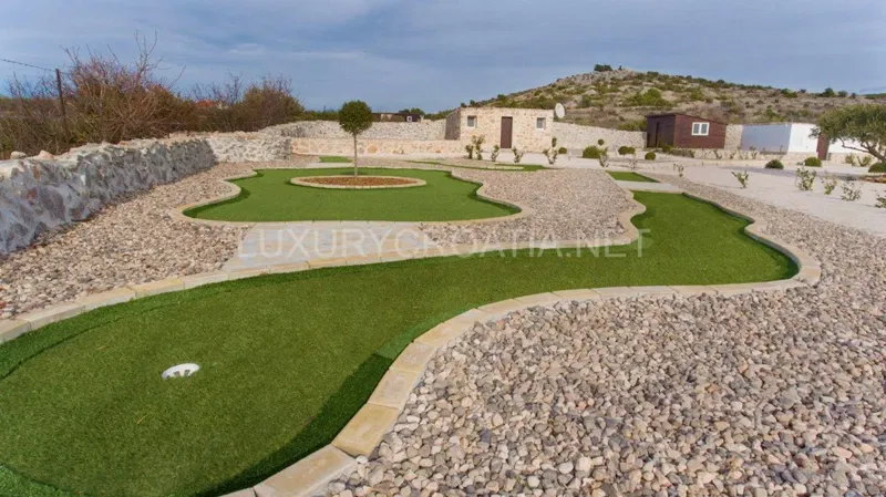 Villa sull'isola di Brac con campo sportivo in vendita – 3