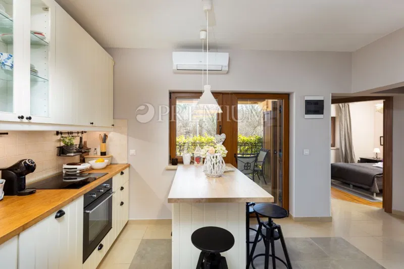 Malinska – namješten dvoetažni apartman na prodaju! – 3