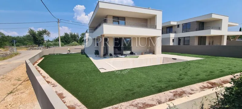 Okolica grada Krka, novogradnja s bazenom i pogledom na more! – 2