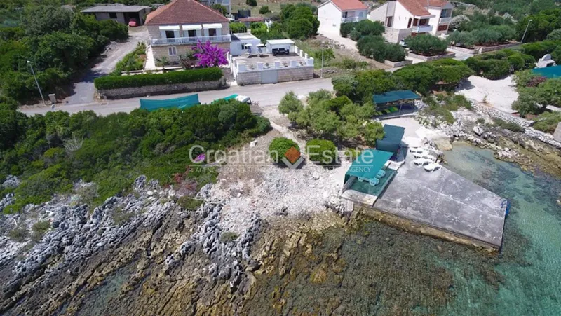 Korčula-sziget – Első sorban a tengerhez közeli ház medencével, eladó – 2