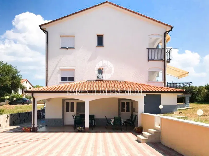 Renovated house with a large yard and 5 furnished apartments not far from Poreč – 2