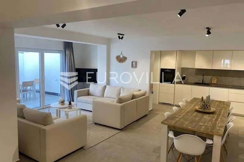 Istria, Premantura, house with 3 luxurious apartments and sea views, NKP 315 m2 – 2
