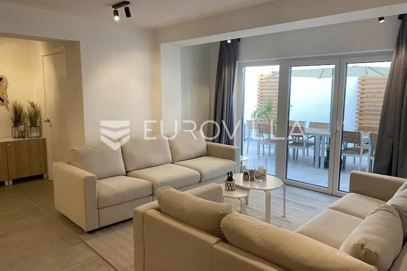 Istria, Premantura, house with 3 luxurious apartments and sea views, NKP 315 m2 – 3