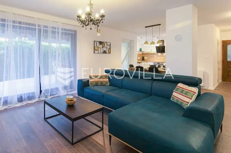 Istria, Antonci, a stunning house with 3 apartments, a pool and a sea view – 2
