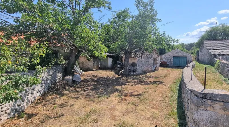 Brač, Humac - three stone houses + building plot of 675 sqm – 2
