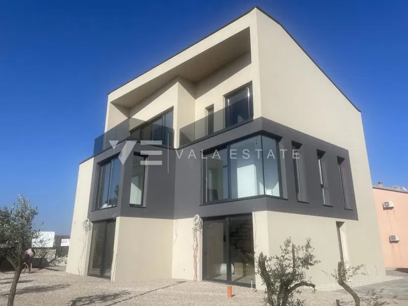 LUXURIOUS PENTHOUSE APARTMENT WITH BEAUTIFUL SEA VIEW – 2