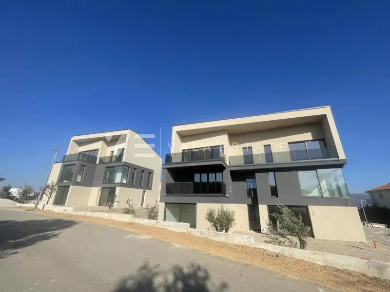 LUXURIOUS PENTHOUSE APARTMENT WITH BEAUTIFUL SEA VIEW – 3