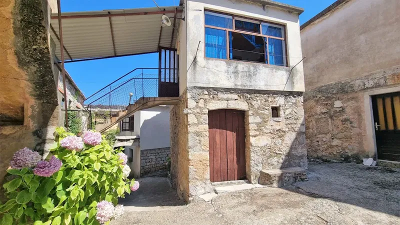 Hvar island, NW side - several authentic buildings with two spacious gardens – 2