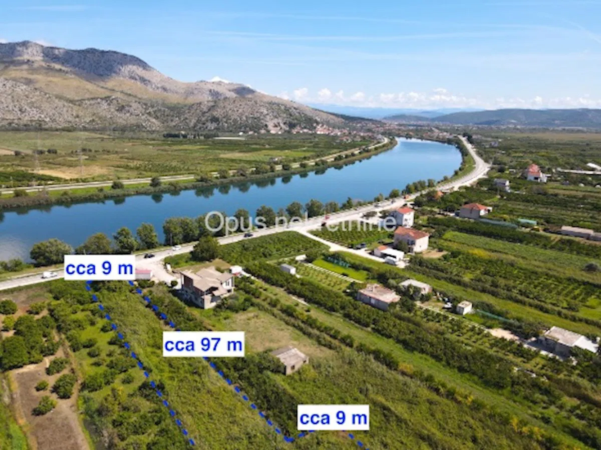 OPUZEN-poljoprivredno zemljiste 3283 m2 uz glavnu cestu