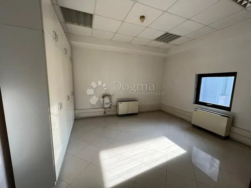 Kereskedelmi Centar, Rijeka, 105m2 – 2