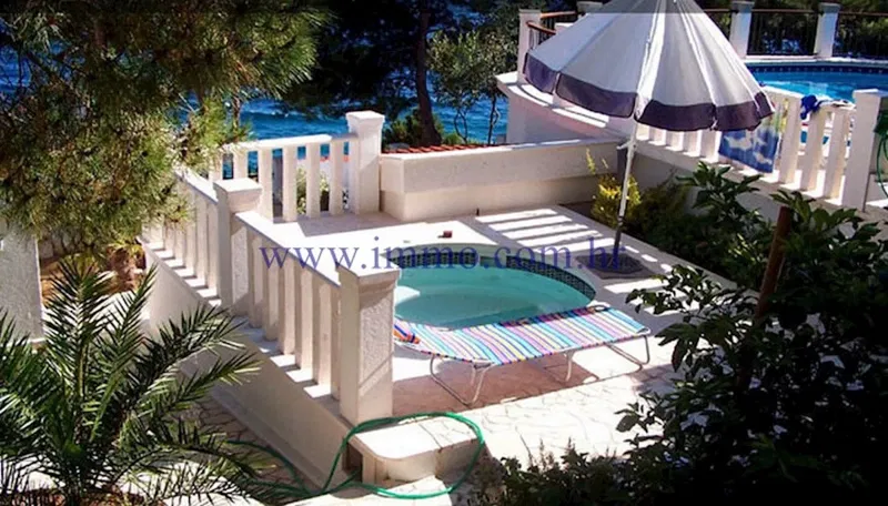 SPACIOUS VILLA WITH POOL, FIRST ROW TO SEA – 2