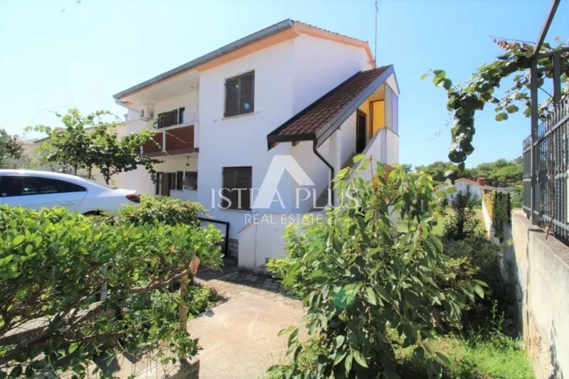 A house in Poreč with 3 Flats and a nice plot of land – 2