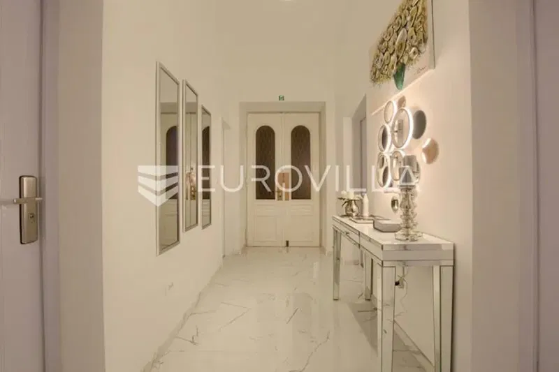 Pula, modern fuor bedroom apartment in the city center of 140 m² – 2
