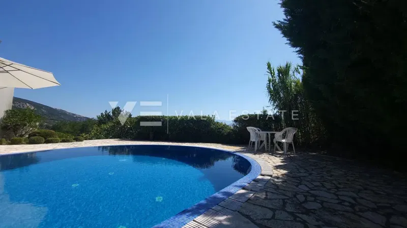 DETACHED HOUSE WITH SIX APARTMENTS AND SWIMMING POOL – 2