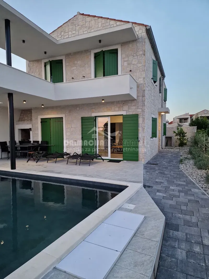 Zadar, Privlaka, kamnita hiša z bazenom 160 m od morja