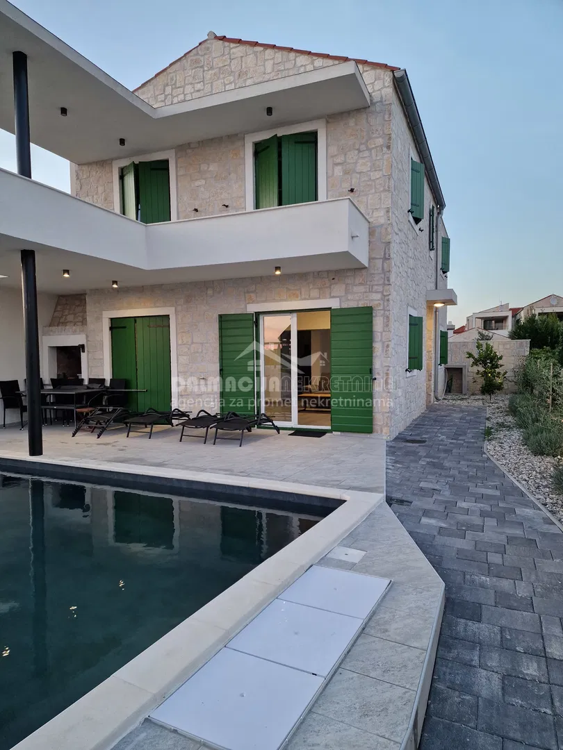 Zadar, Privlaka, kamena kuća s bazenom 160 m od mora