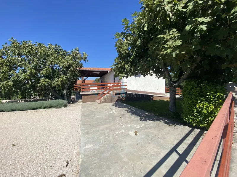 Isola di Krk, baia di Soline, dintorni, casa indipendente con due appartamenti e giardino, in vendita – 2