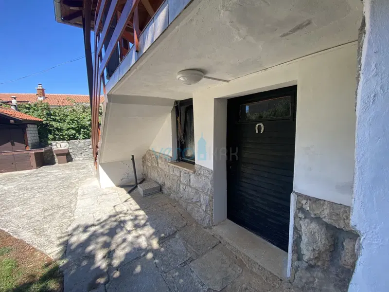 Isola di Krk, baia di Soline, dintorni, casa indipendente con due appartamenti e giardino, in vendita – 3