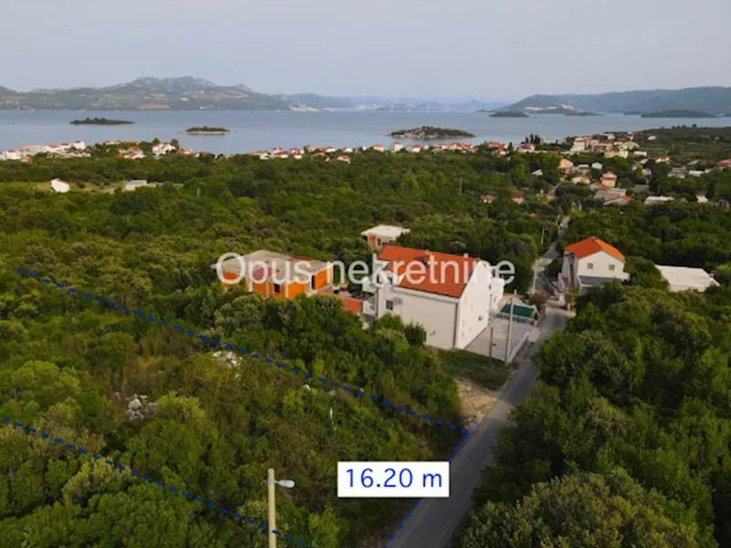 SRESER, Pelješac – Baugrundstück 977m2 mit kaskadierendem Blick auf das Meer (Video)