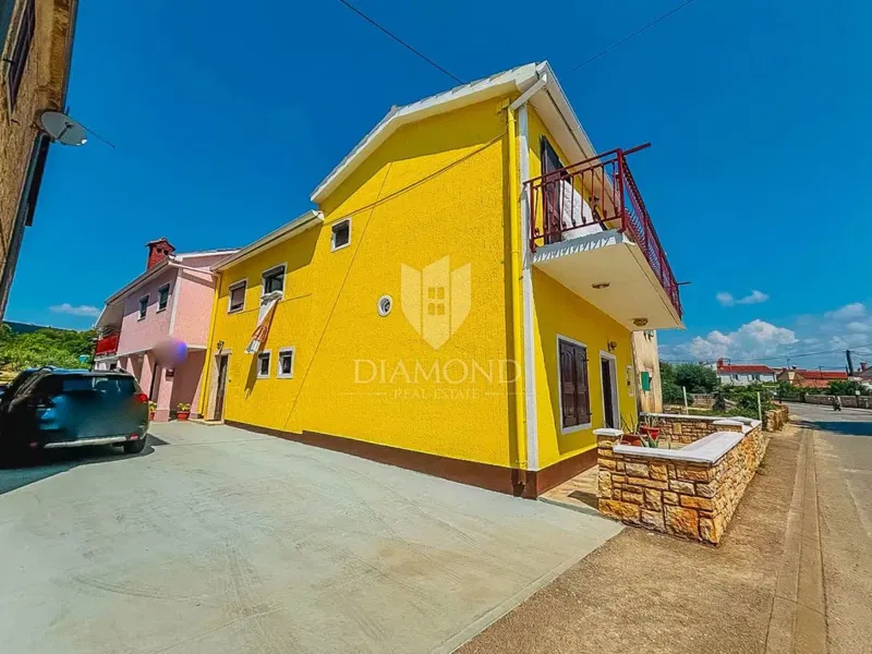 Poreč, surroundings, house with three apartments and office space 200 m from the sea! – 2