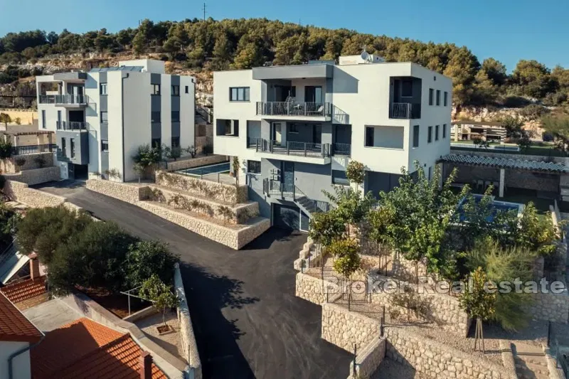 Exclusive four-bedroom apartment with swimming pool – 2