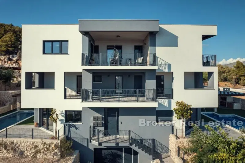 Exclusive four-bedroom apartment with swimming pool – 3
