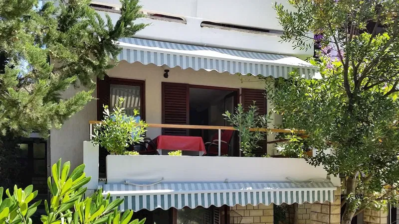 Detached house with 10 apartments, 80m from the sea! – 2